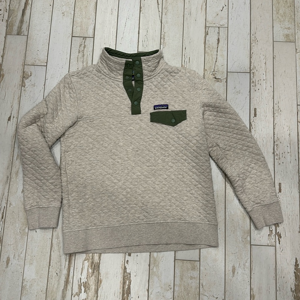 Women’s quilted Patagonia pullover, size Medium.